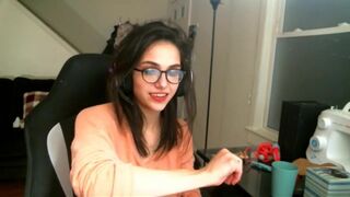 AeviMari Twitch Streamer Tricked into Boob Slip